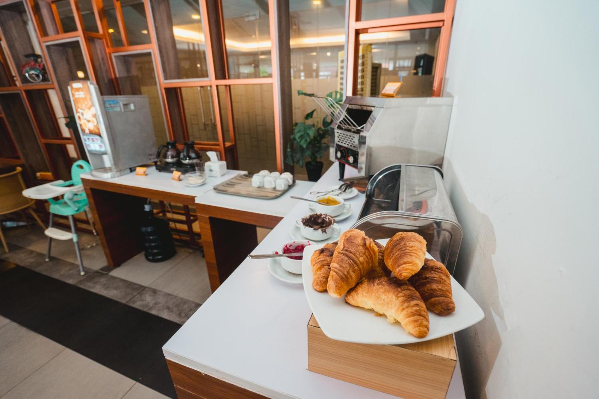Carani Hotel Γιογκιακάρτα Εξωτερικό φωτογραφία